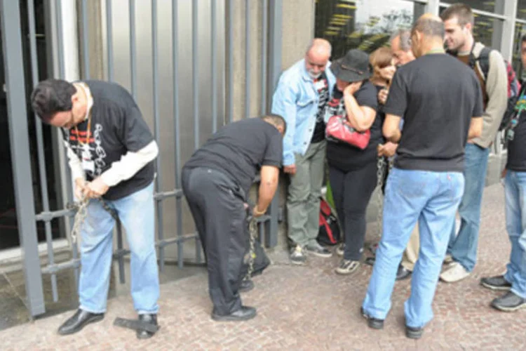 Funcionários ligados ao Sindipetro do RJ protestam em frente à sede da Petrobras (.)