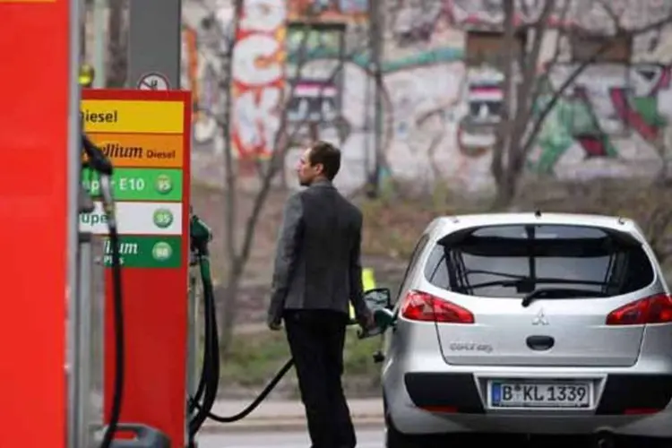 
	Homem abastece o carro em posto de gasolina na Alemanha: indicador de sentimento futuro do consumidor subiu para 5,8 para fevereiro
 (Getty Images)