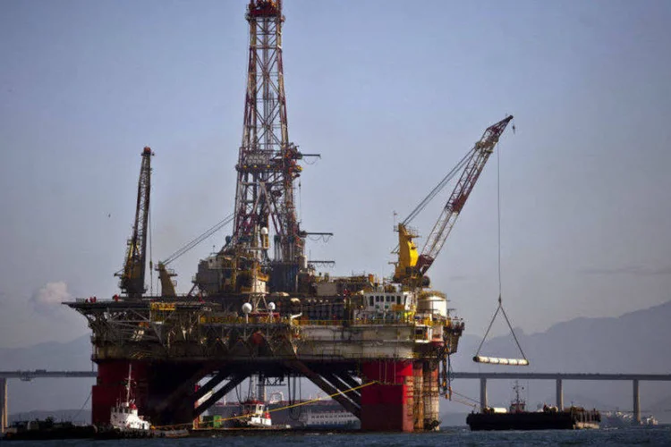 
	Plataforma de petr&oacute;leo na Ba&iacute;a de Guanabara: pre&ccedil;os do mercado come&ccedil;aram o dia sustentados pelas medidas de apoio &agrave; economia da China, mas sofreram queda ap&oacute;s declara&ccedil;&otilde;es do ministro saudita de Petr&oacute;leo, Ali al Naimi
 (Bloomberg)