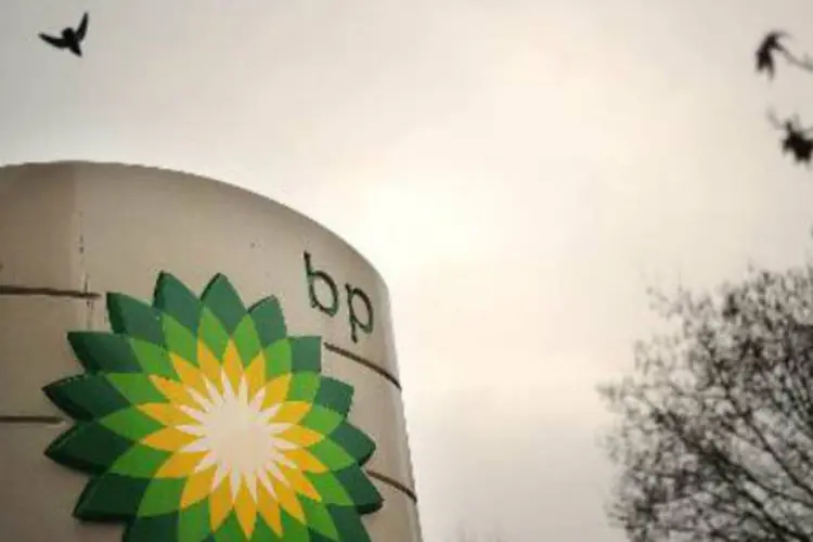 
	A petroleira brit&acirc;nica BP: no terceiro trimestre, o lucro l&iacute;quido da BP caiu pela metade
 (Ben Stansall/AFP)