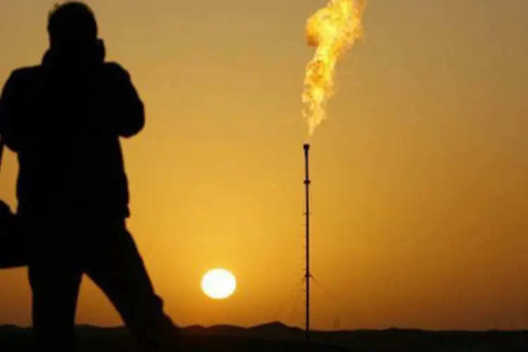 O sol se põe no campo petrolífero de Tazhong, na região de Xinjiang