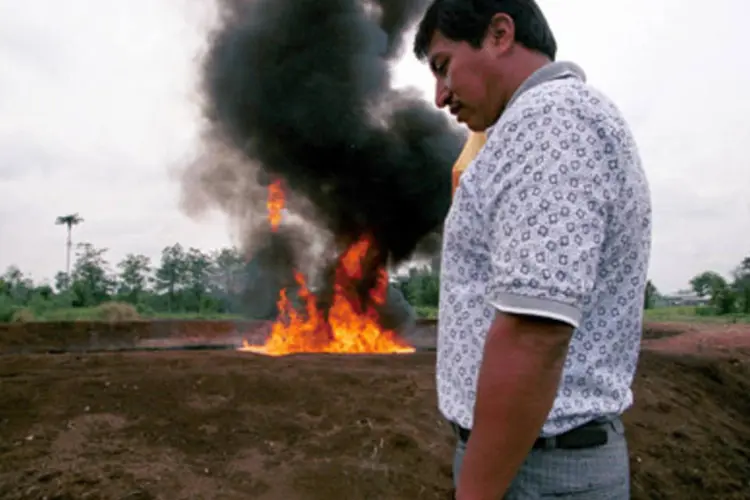 Poço aberto de petróleo queima na Amazônia equatoriana (Carlos Villalon/Getty images)