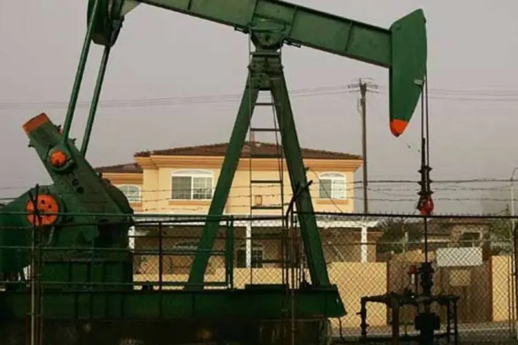 
	&Agrave;s 7h58 (de Bras&iacute;lia), o brent para junho ca&iacute;a 0,53% na ICE, para US$ 103,85 por barril, enquanto o petr&oacute;leo para junho negociado na Nymex recuava 0,04%, para US$ 95,58 por barril
 (getty images)