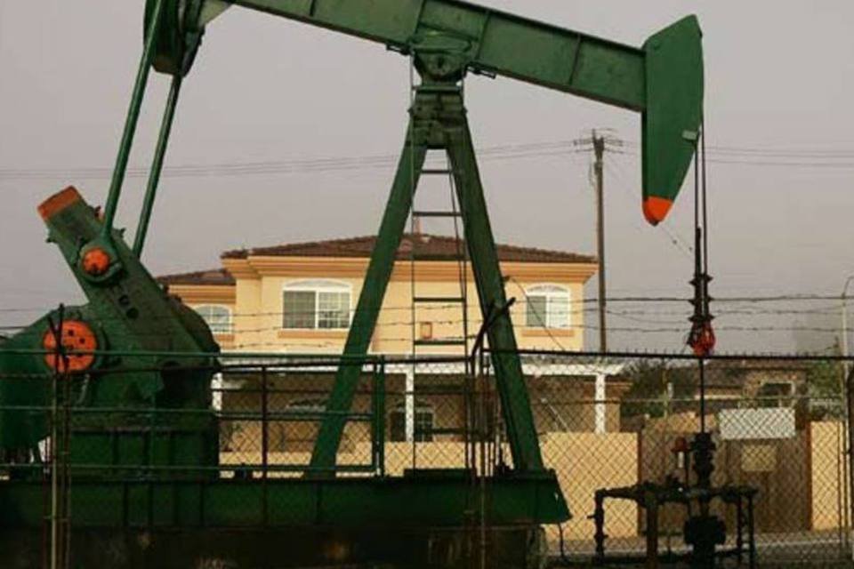 Petróleo sobe com expectativa de aumento na demanda