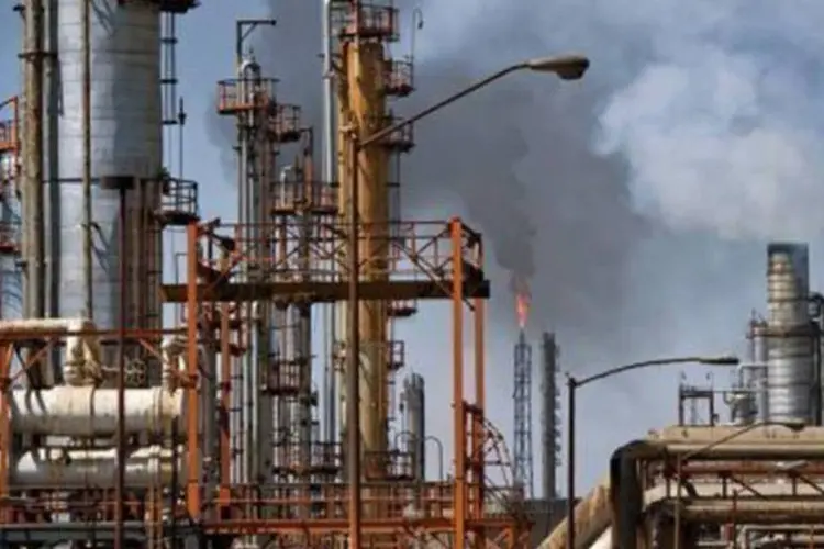 De acordo com o Departamento, as reservas de petróleo baixaram em 7,3 milhões de barris na semana passada (Omar Torres/AFP)