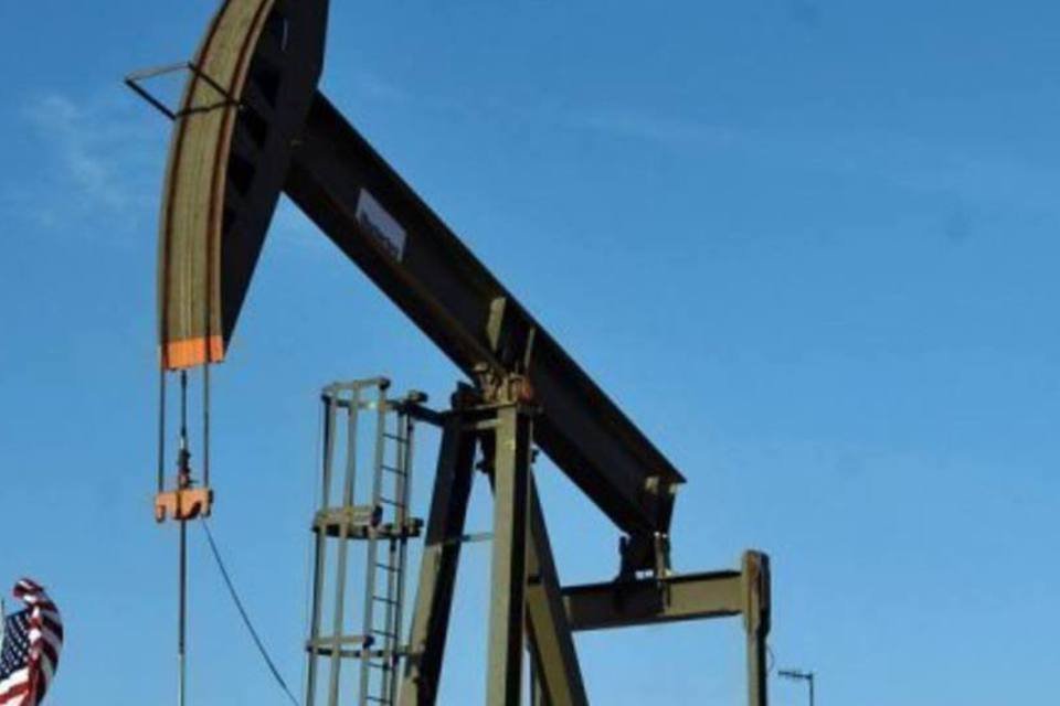 Petróleo fecha em alta forte em dia de recuperação técnica