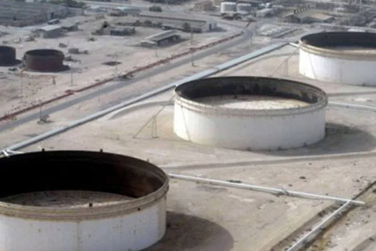 
	Refinaria de petr&oacute;leo de Lavan, no Ir&atilde;: os principais exportadores de petr&oacute;leo concordaram mais cedo nesta ter&ccedil;a-feira a congelar os n&iacute;veis de produ&ccedil;&atilde;o
 (Behrouz Mehri/AFP)