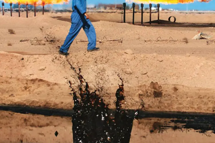 Campo de petróleo: guerra civil na Líbia interrompeu a produção de cerca de 1 milhão de barris por dia (Essam Al-Sudani/AFP)