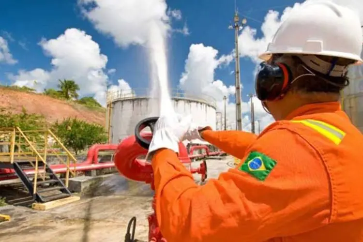 
	Funcion&aacute;ria da Petrobras em refinaria: Declara&ccedil;&atilde;o foi feita pelo sindicato que representa os trabalhadores locais
 (Divulgação/Petrobras)