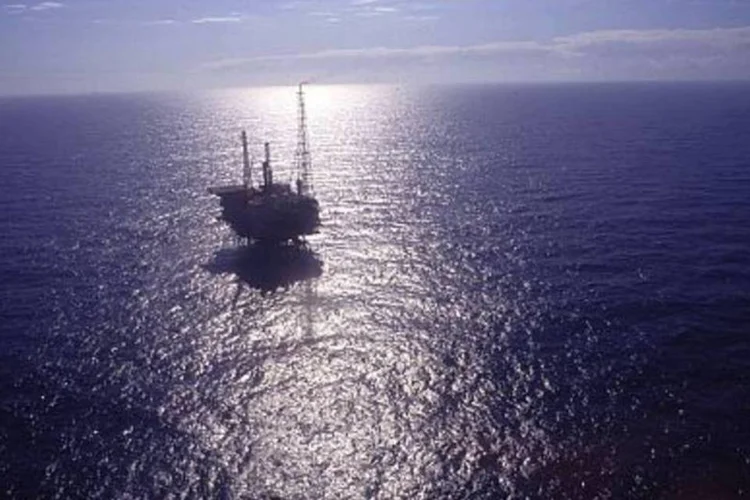 Plataforma na Bacia de Campos: Exploração de petróleo impulsiona Wilson, Sons Ultratug Participações S.A. (.)