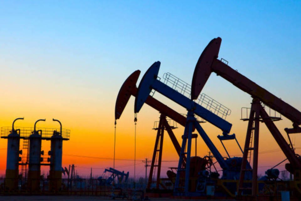 Barril de petróleo encerra 2015 com queda de 34,7%