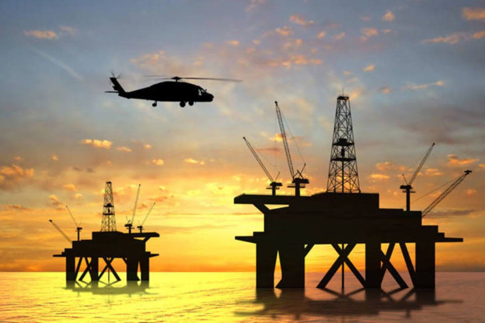 Futuros de petróleo caem, pressionados por dólar forte