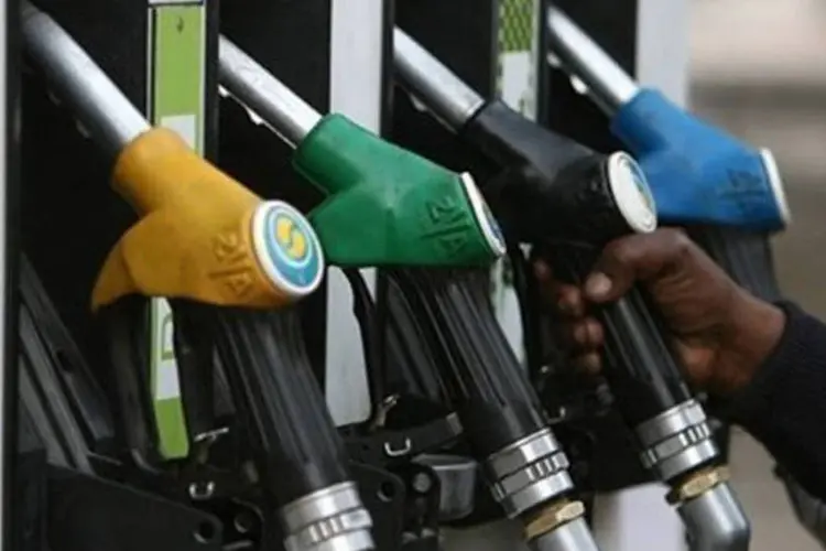 O BC manteve a projeção de 4% para o reajuste no preço da gasolina para este ano (AFP)