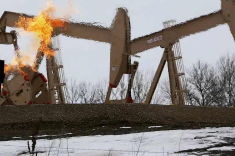 
	&Agrave;s 7h46 (de Bras&iacute;lia), o petr&oacute;leo para agosto negociado na Nymex ca&iacute;a 0,44%, para US$ 94,90 por barril, enquanto o brent para agosto recuava 0,01% na ICE, para US$ 101,25 por barril
 (REUTERS/Shannon Stapleton)