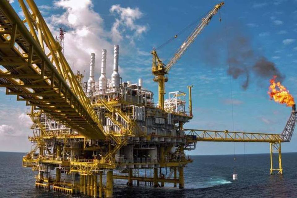 Produção diária total de petróleo em fevereiro cai 4,0%