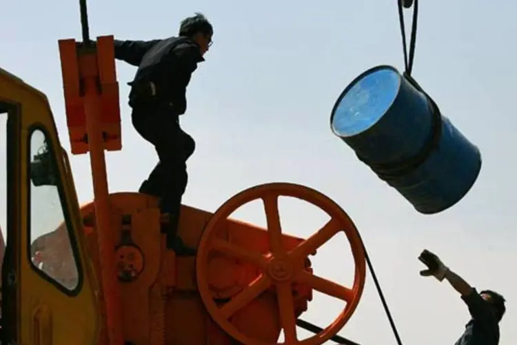 
	Transporte de barris de petr&oacute;leo na China: mais de 1,2 mil po&ccedil;os no maior campo petrol&iacute;fero da China, Daqing, foram fechados neste ver&atilde;o por conta de severas inunda&ccedil;&otilde;es
 (Getty Images)