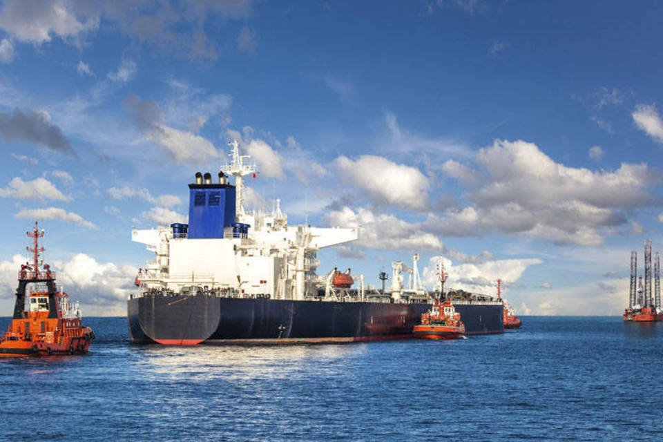 Brent recua com dólar e produção elevada na Arábia Saudita