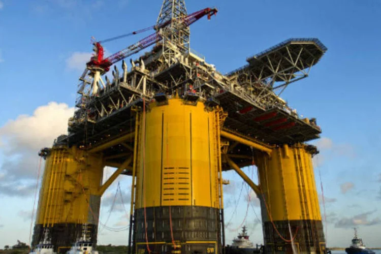 
	Petr&oacute;leo: Departamento de Energia do governo norte-americano informou mais cedo que estoques de petr&oacute;leo bruto do pa&iacute;s subiram 5,472 milh&otilde;es de barris na semana passada
 (Eddie Seal/Bloomberg)