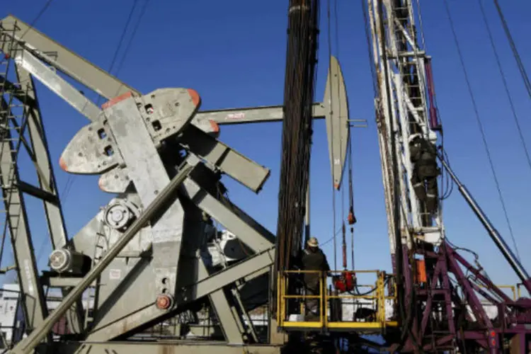 
	&Agrave;s 7h54 (pelo hor&aacute;rio de Bras&iacute;lia), o petr&oacute;leo para abril negociado na Nymex subia 0,35%, para US$ 93,36 o barril
 (REUTERS/Shannon Stapleton)