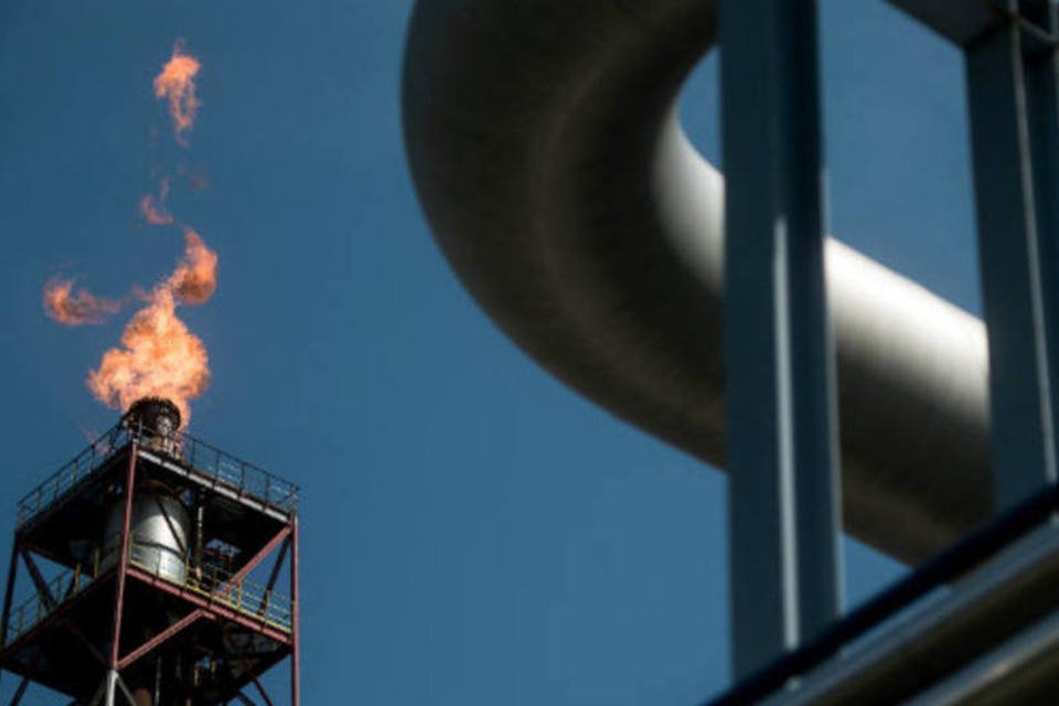 Petróleo fecha em queda, mas avança 1,2% na semana