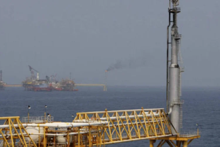 
	O primeiro vencimento do petr&oacute;leo Brent avan&ccedil;ou 0,53 d&oacute;lar, para 103,49 d&oacute;lares, ap&oacute;s atingir a m&aacute;xima do dia de 104,10 d&oacute;lares. Este contrato, o julho do Brent, vence na quinta-feira
 (REUTERS/Victor Ruiz Garcia)