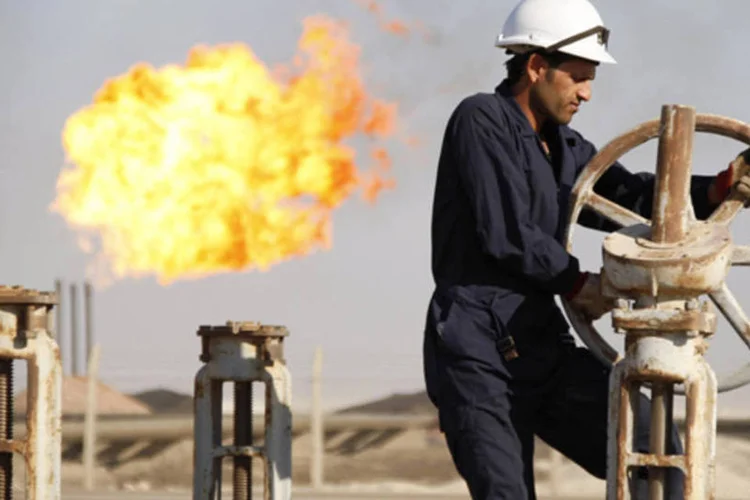 homem em refinaria de petróleo (Atef Hassan/Reuters)