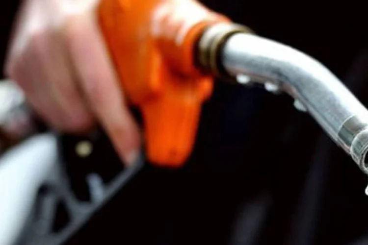 
	Bomba de combust&iacute;vel: por outro lado, as vendas de etanol hidratado, concorrente da gasolina no Brasil, cresceram 45,9 por cento
 (Philippe Huguen/AFP)