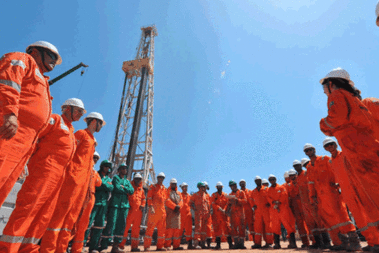 
	Funcion&aacute;rios da OGX:&nbsp;empresa informou que o terceiro po&ccedil;o come&ccedil;aria a produ&ccedil;&atilde;o com 6 mil barris di&aacute;rios em m&eacute;dia
