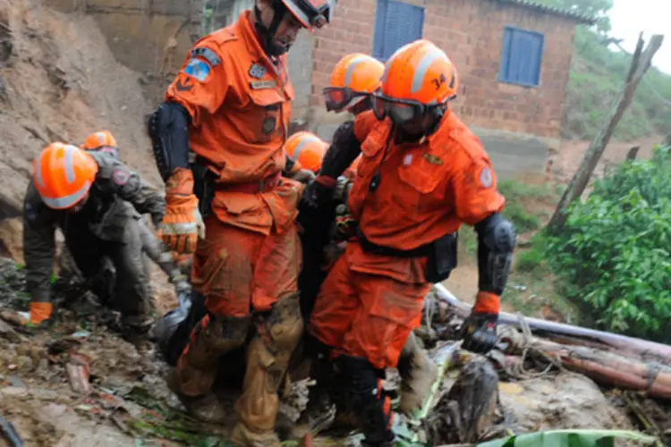 
	Chuvas causam estragos em Petr&oacute;polis:&nbsp;desde ontem cerca de 100 pessoas foram contratadas para uma frente emergencial de trabalho.
 (Tânia Rêgo/ABr)