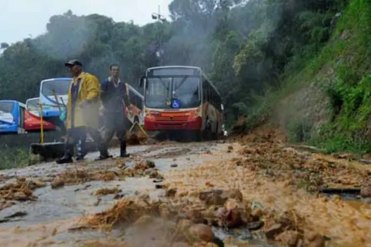 
	Estragos causados pelas enchentes em Petr&oacute;polis, no Rio: na cidade, uma pessoa ficou ferida e foi encaminhada para o hospital depois de um deslizamento de terra
 (Tânia Rêgo/ABr)