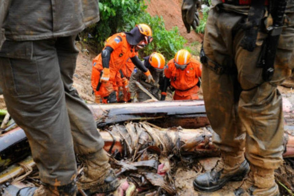 Aumenta para 33 número de mortos pelas chuvas em Petrópolis