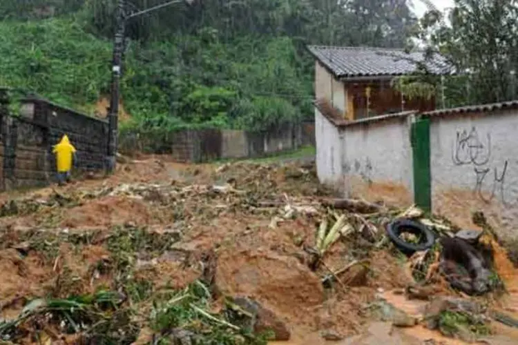 
	Destrui&ccedil;&atilde;o causada pelas enchentes em Petr&oacute;polis, no Rio: as buscas por desaparecidos continuam na cidade
 (Tânia Rêgo/ABr)