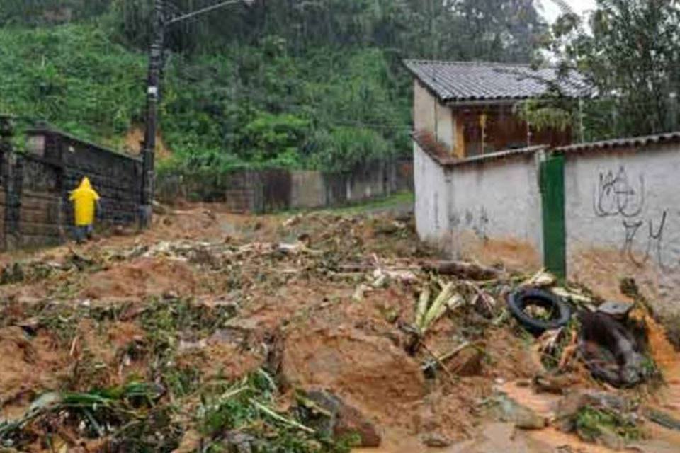 Bombeiros resgatam mais um corpo em Petrópolis