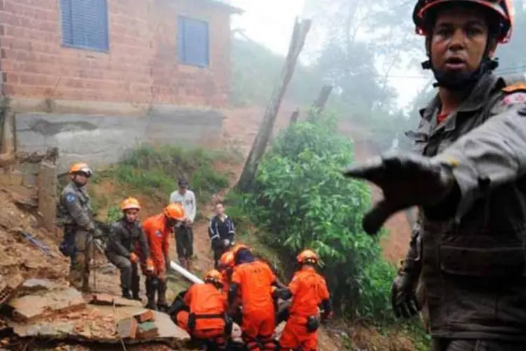 
	Bombeiros trabalham em &aacute;reas afetadas pelas fortes chuvas: a previs&atilde;o da prefeitura de Teres&oacute;polis &eacute; que 744 habita&ccedil;&otilde;es estejam prontas em novembro de 2014
 (Tânia Rêgo/ABr)