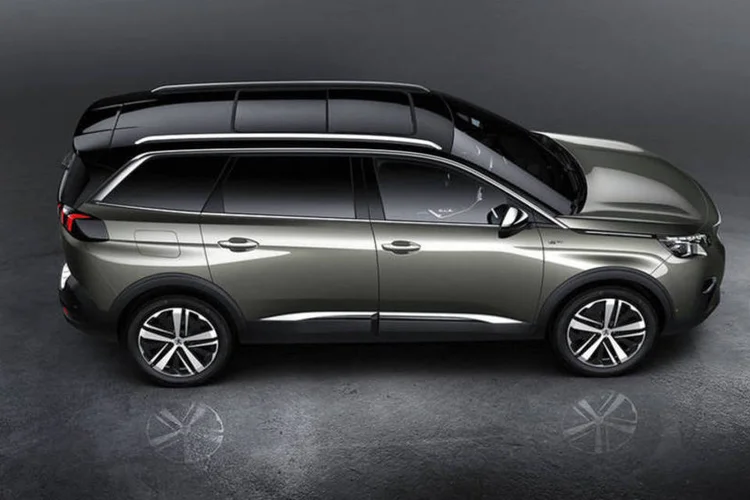 Peugeot 5008: teto solar duplo abrange os passageiros da frente e de trás (Divulgação)