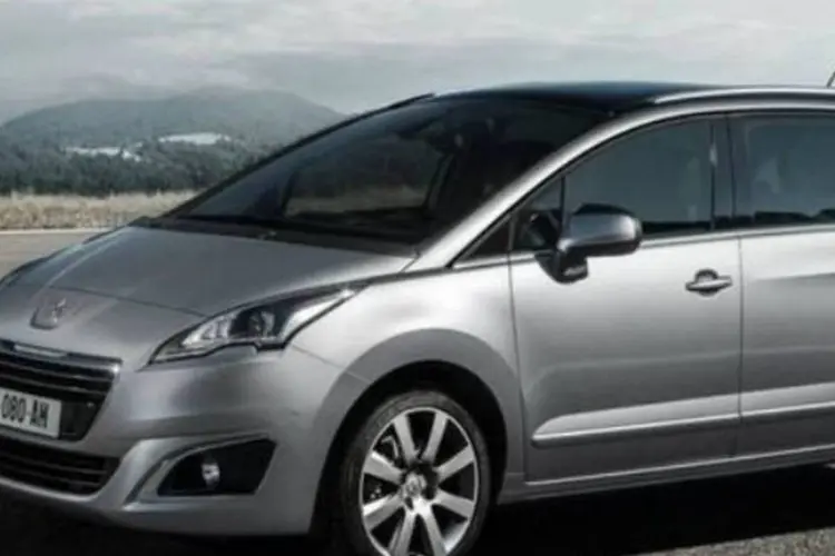 Novo 5008: modelo 2014 do veículo da Peugeot passa a adotar novo visual da marca, sobretudo na grade frontal (Divulgação)