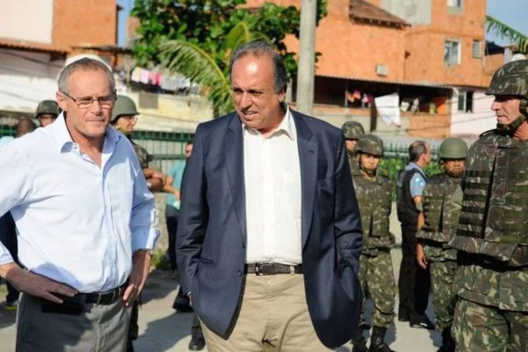 
	Jos&eacute; Mariano Beltrame e Luiz Fernando Pez&atilde;o visitam o Complexo da Mar&eacute;
 (Tomaz Silva/Agência Brasil)