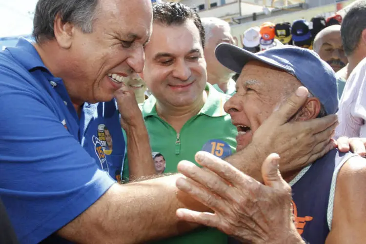 
	Pez&atilde;o durante caminhada no bairro Campo Lindo em Serop&eacute;dica
 (Lucas Figueiredo/Pezão 15)