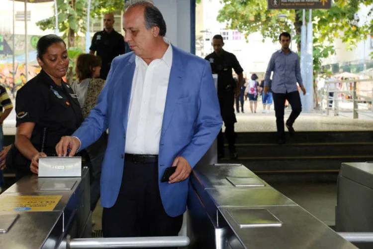 
	Luiz Fernando Pez&atilde;o faz viagem inaugural do metr&ocirc; da Linha 4, no Rio: entre irregularidades est&atilde;o gastos n&atilde;o previstos com or&ccedil;amento da concession&aacute;ria respons&aacute;vel pela nova linha
 (Carlos Magno/ GERJ)