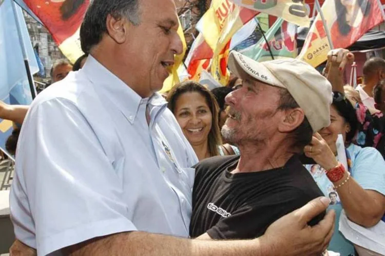 Luiz Fernando Pezão (PMDB), candidato à reeleição no Rio, faz caminhada na Rocinha (Lucas Figueiredo/Pezão 15/Divulgação)
