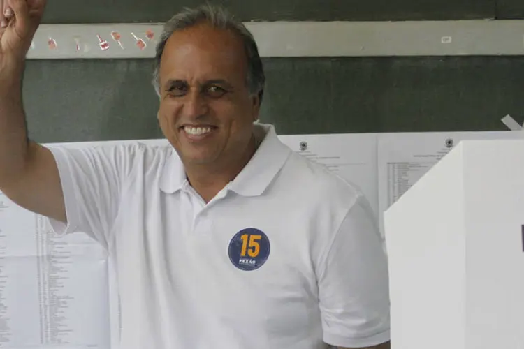 
	Candidato &agrave; reelei&ccedil;&atilde;o Pez&atilde;o (PMDB) vota no Rio de Janeiro
 (Lucas Figueiredo/ Pezão 15)