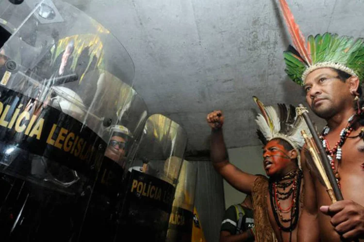 
	&Iacute;ndios tentam invadir a C&acirc;mara: aproximadamente cem &iacute;ndios est&atilde;o na portaria do Anexo II
 (Gabriela Korossy / Câmara dos Deputados)