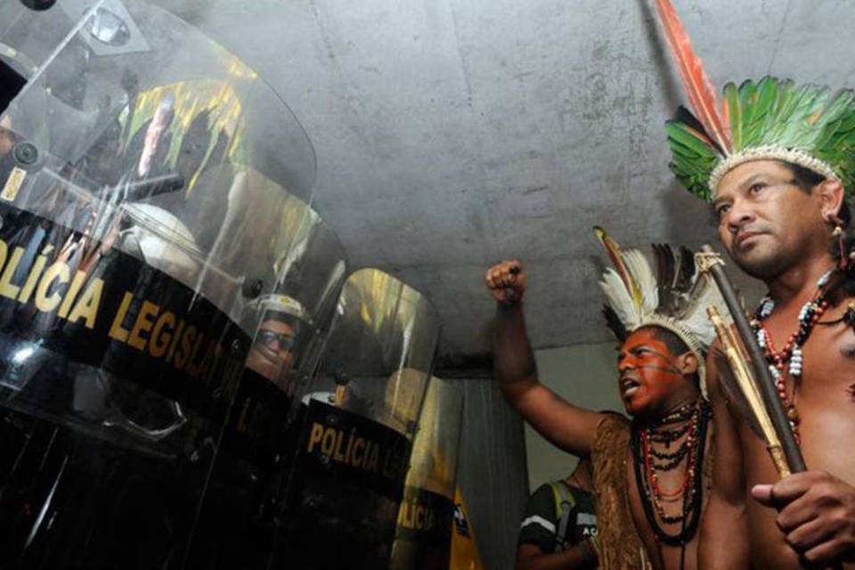 Índios protestam na Câmara e policial leva flechada no pé