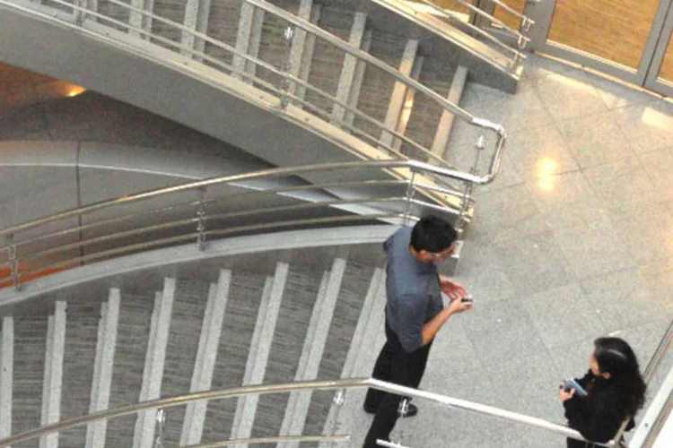 
	Funcion&aacute;rios conversam em escada: Saber se comunicar &eacute; um dos atributos essenciais para crescer
 (Divulgação)