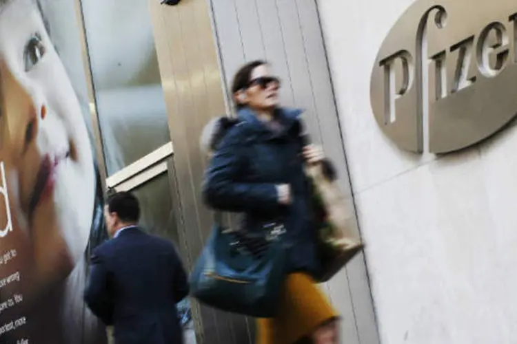 
	Pfizer: o lucro por a&ccedil;&atilde;o da empresa farmac&ecirc;utica norte-americana recuou a US$ 0,19, de US$ 0,29
 (Brendan Dermid/Reuters)