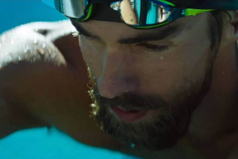 Under Armour com Michael Phelps: "O que você faz no escuro é que o te coloca na luz", diz slogan. (Michael Phelps em comercial da Under Armour)
