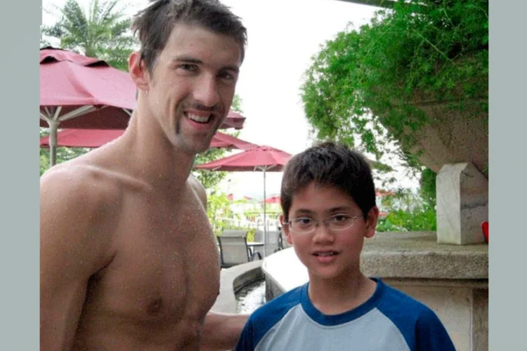 Joseph Schooling conheceu Michael Phelps em Sinagpura em 2008. Na sexta-feira, venceu o seu maior ídolo (Reprodução/Twitter)