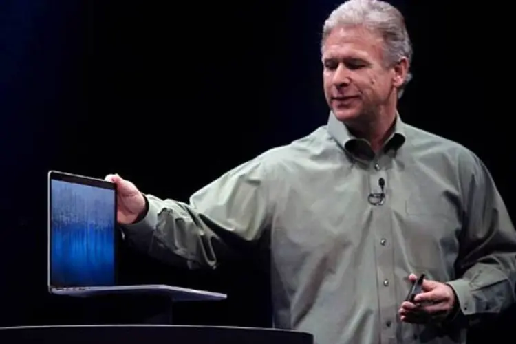 Phil Schiller, da Apple, mostra o MacBook Pro com tela Retina (Justin Sullivan / Getty Images)