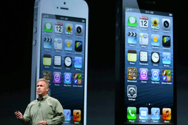 
	Phil Schiller mostra iPhone 5 nos modelos branco e preto: O novo iPhone 5 tem tela de 4 polegadas, conectividade a redes 4G LTE e chip A
 (Justin Sullivan/ Getty Images)