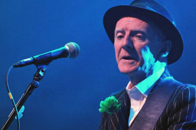 Phil Chevron, guitarrista da banda folk-punk anglo-irlandesa Pogues, durante apresentação no Terminal , em Nova York, março de 2011 (Mike Coppola/Getty Images)
